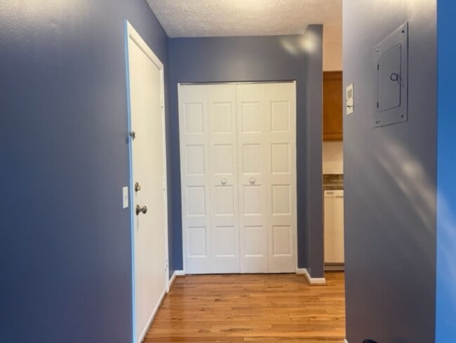 Building Photo - 2 Bedroom Condo - 1.5 Baths, Community Pool, Central AC