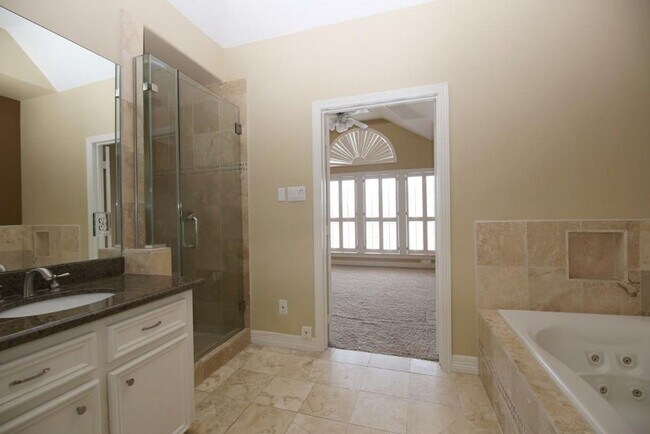 Building Photo - Stylish 3-Bedroom Townhome in Coveted Rive...