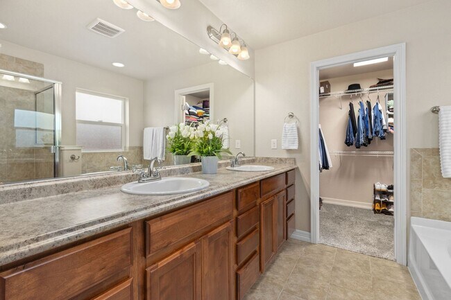 Building Photo - Beautiful 3 Bed 2.5 Bath House in NE Fort ...