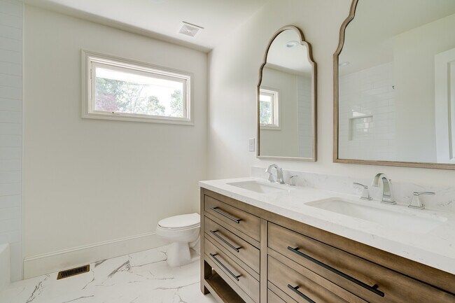 Building Photo - 5196 Scenic View Dr