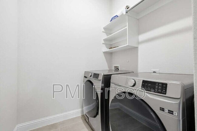 Building Photo - 1044 3rd St