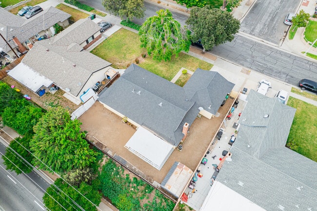 Building Photo - Beautifully Renovated 3BR/2BA Single-Story...