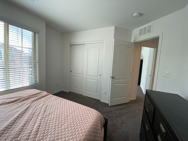 Building Photo - Gorgeous Home in Gated Community!