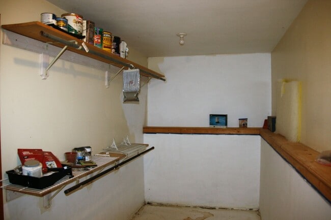 Building Photo - Acreage in Rural Burbank