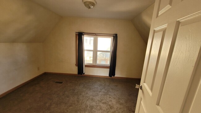 Building Photo - 351 Short St