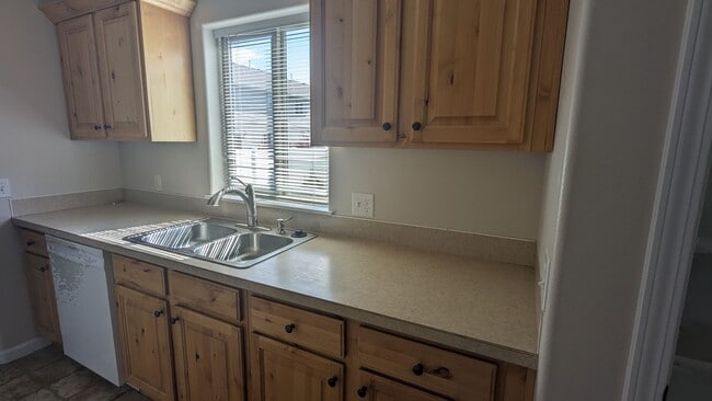 Building Photo - 3 Bed 2.5 Townhome