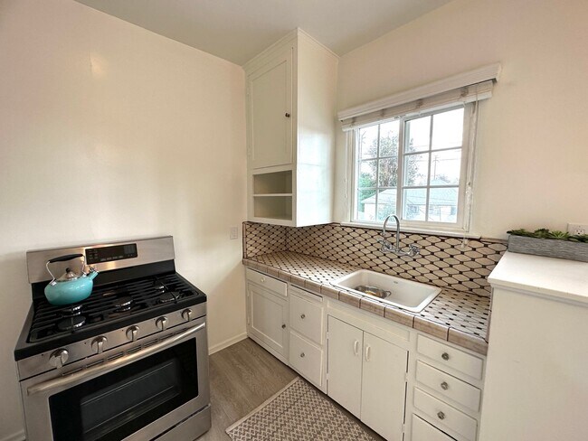 Building Photo - Vintage Style 1+1 - New Kitchen Appliances, Plank Floors, Balcony, pet friendly