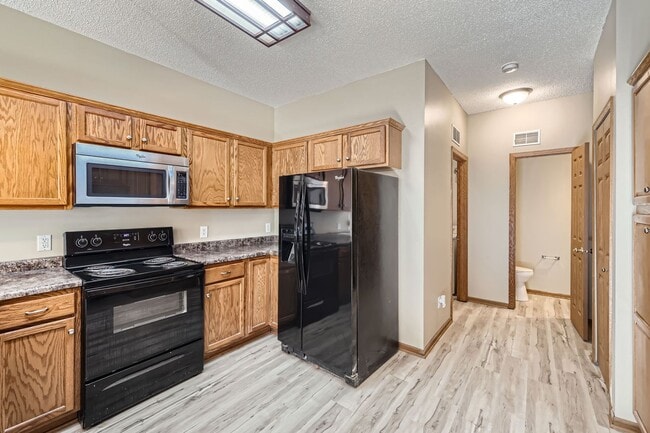 Building Photo - Great Maple Grove Location