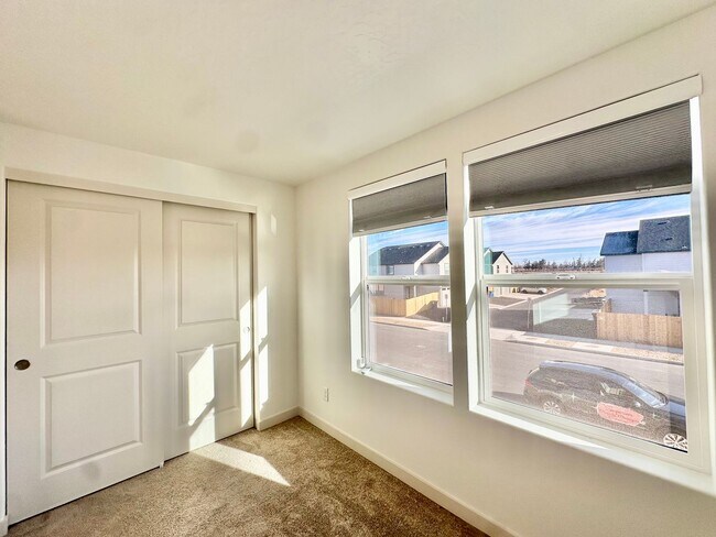 Building Photo - Bright & Modern in NW Redmond