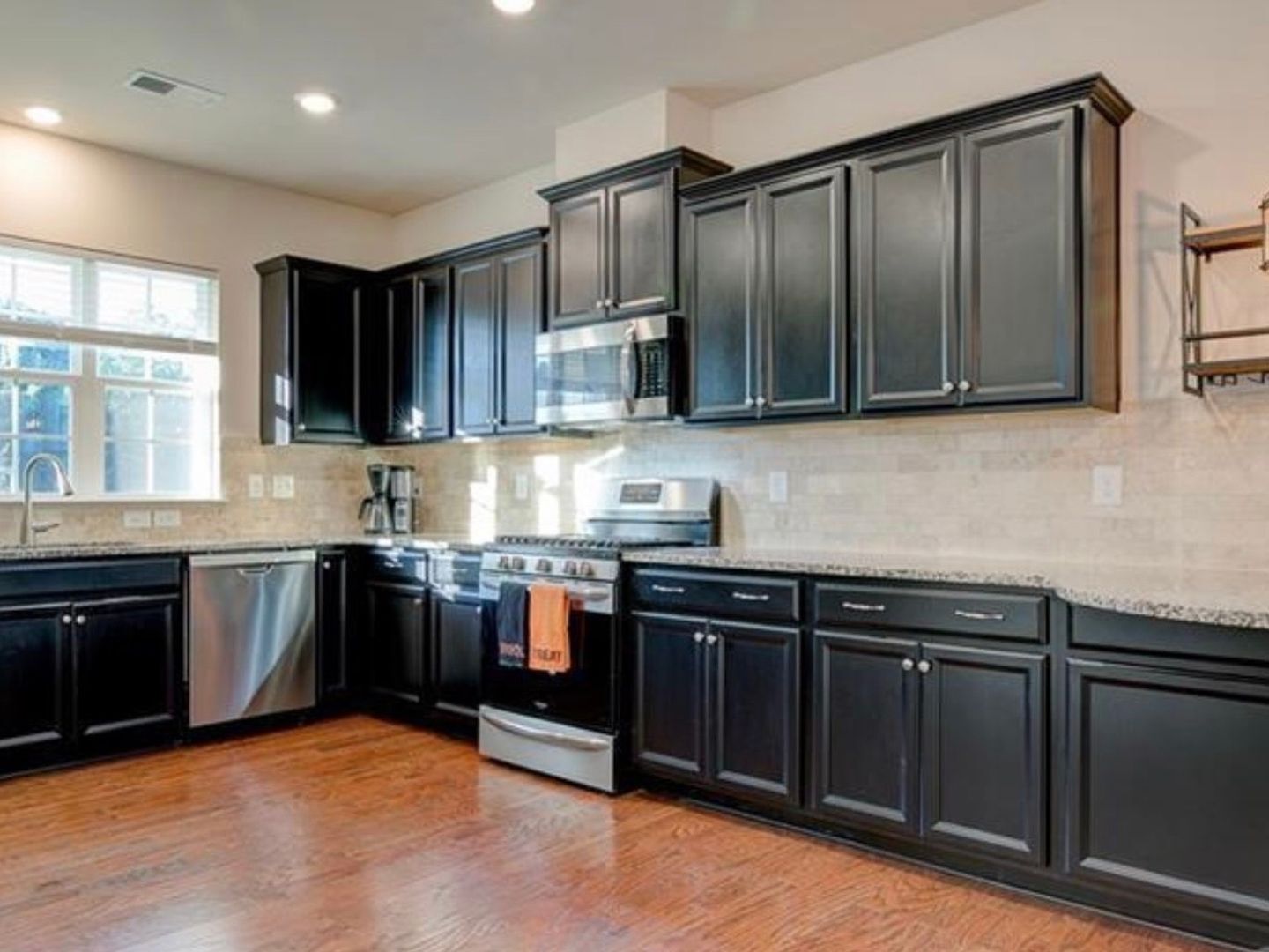 Building Photo - 4107 Hickory View Dr