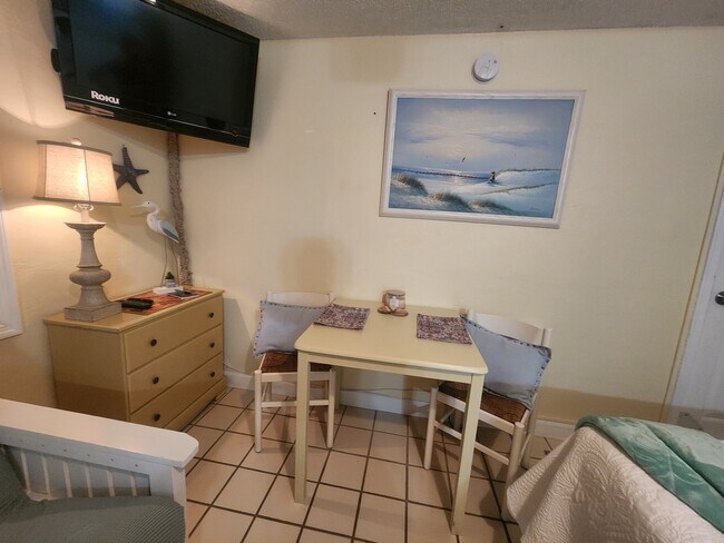 Building Photo - 483 E Shore Dr