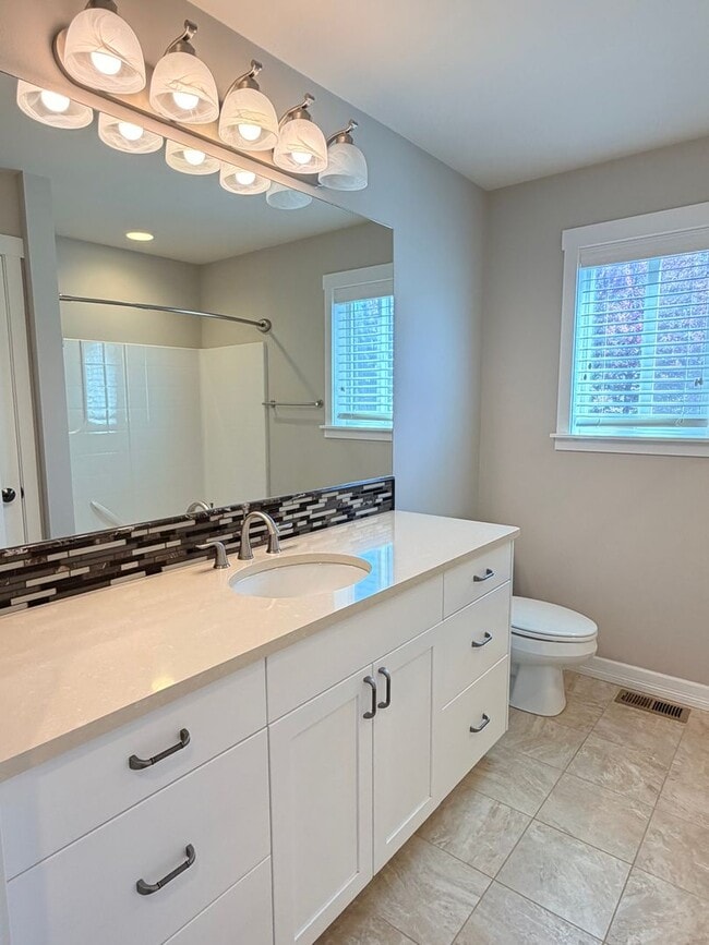 Building Photo - Luxury, golf course living with VIEWS! 3+ bed, 3 bath, three car garage and so much more!