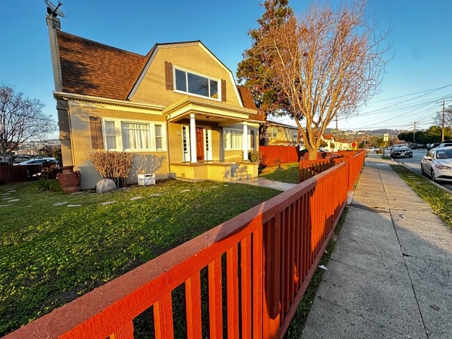 Building Photo - 1010 Dutton Ave