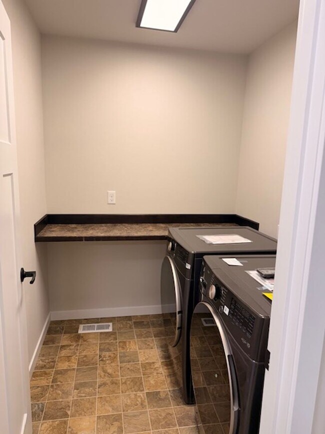 Building Photo - 3 Bedroom South Anchorage Townhouse! Utilities Included!