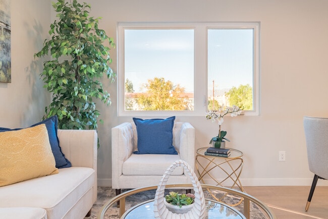 Building Photo - Two Bedroom Town Home-style Like Near NoHo Arts District