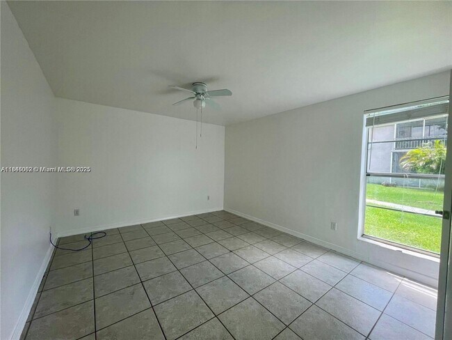 Building Photo - 10389 N Kendall Dr