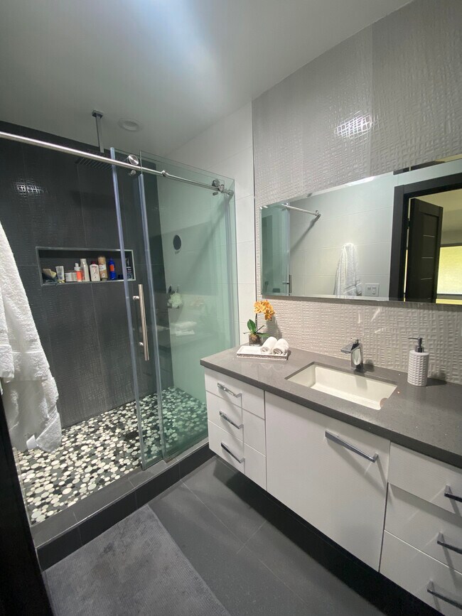 Building Photo - 9419 Via Patricia