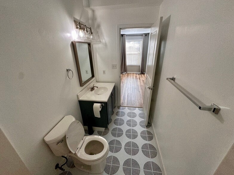 Full bath - 518 N 5th St