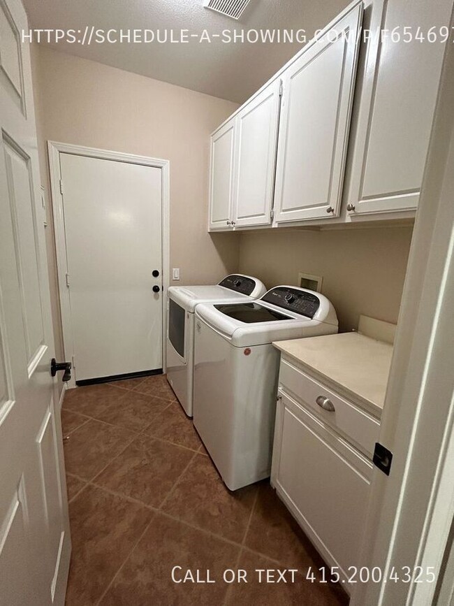 Building Photo - 30934 Crystalaire Dr