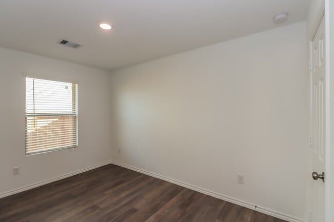 Building Photo - 11150 N Lake Mist Ln
