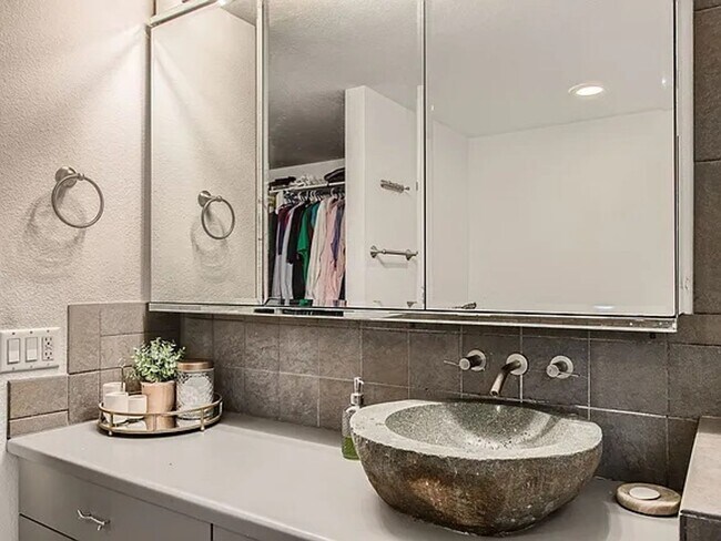 Building Photo - Fully Furnished Beautiful, 3 bedroom/2.5 F...