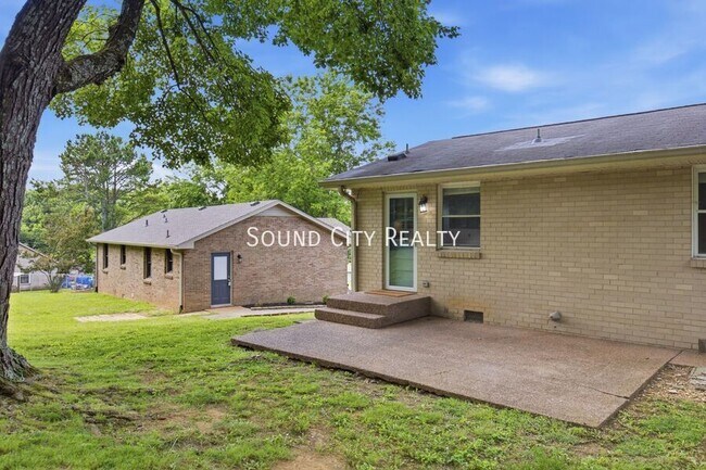 Building Photo - 923 Oak Vale Dr