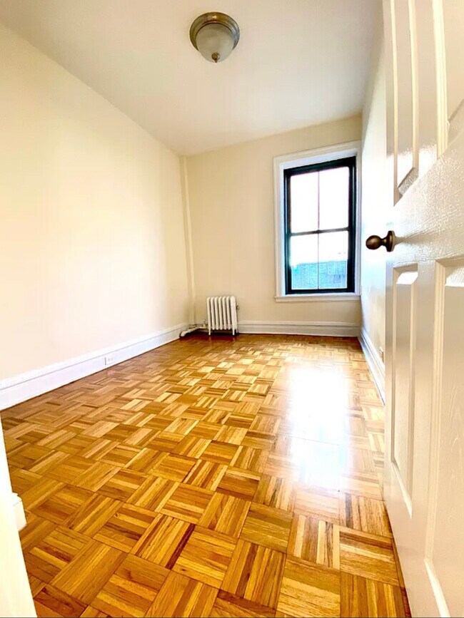 Building Photo - 531 E 78th St