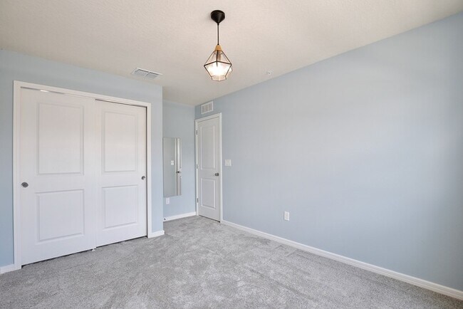 Building Photo - Beautiful 3/2.5 Modern Townhome with a Pri...