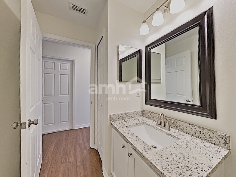 Building Photo - 1066 Bluegrass Dr