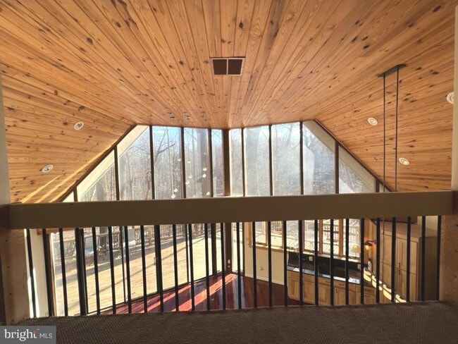 Building Photo - Beautiful 3bd 3bth contemporary A-framed home in the prestigious Eagle's Nest community.