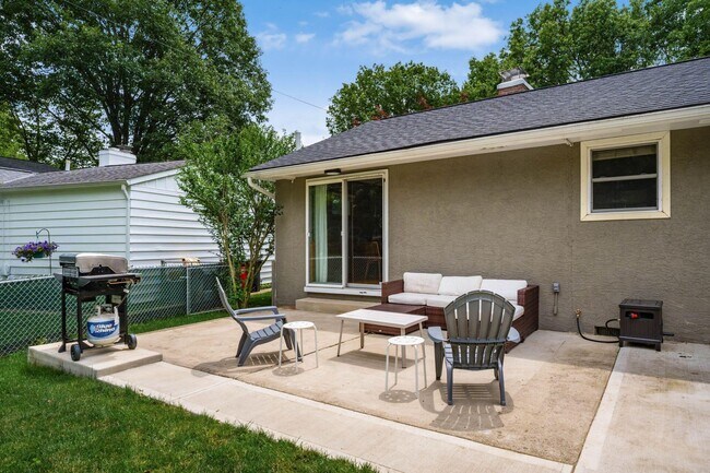 Building Photo - 258 N Sinsbury Dr