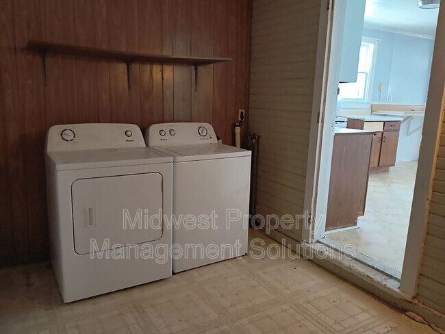 Building Photo - 415 E 35th St