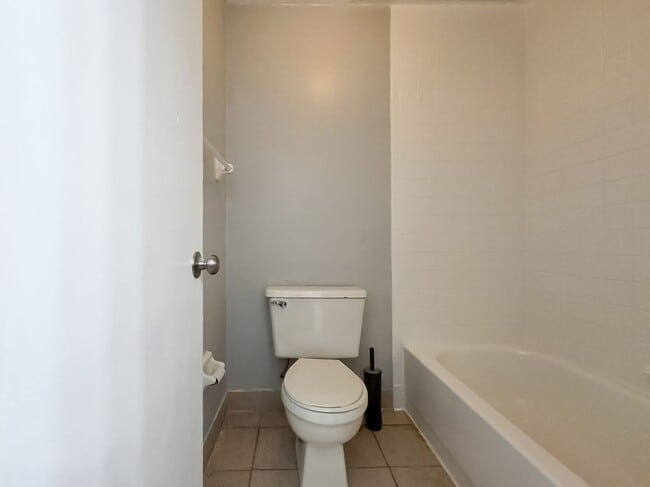 Building Photo - Adorable 2/1.5 in Shellrock Villas