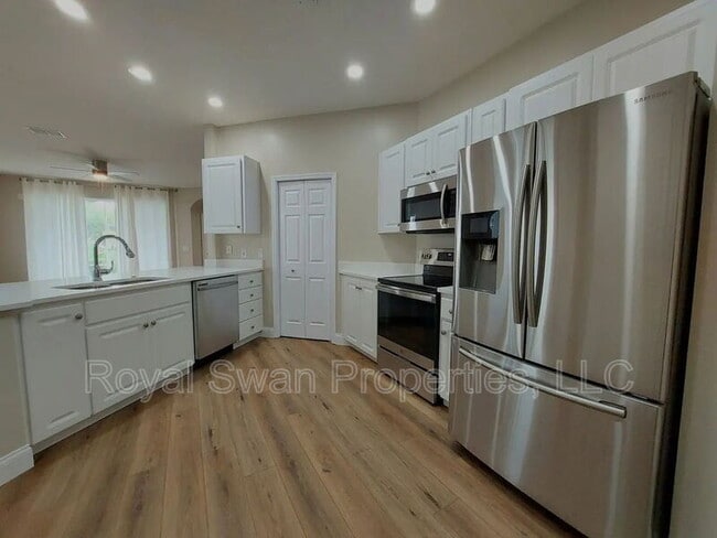 Building Photo - 611 Grasslands Village Cir