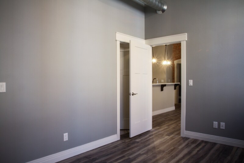 Building Photo - 218 E 7th St