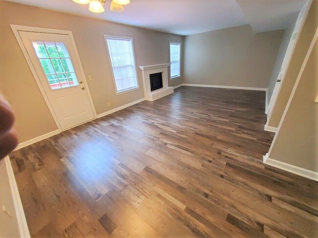 Building Photo - Spacious 3BR/2.5BA Townhouse in The Maples...