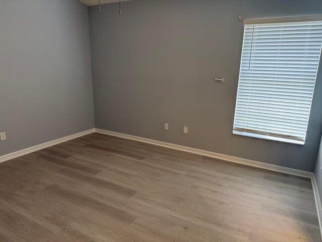 Building Photo - Vista Lago