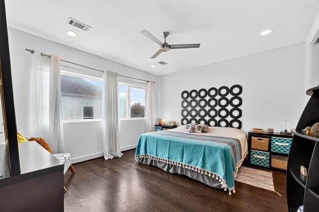 Building Photo - 1232 W 24th St