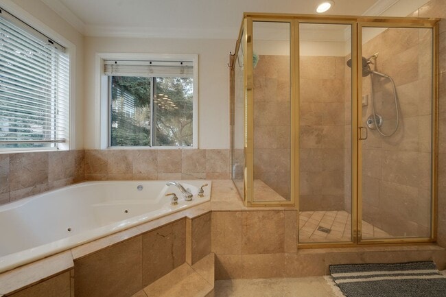 Building Photo - Luxury 4BR Home with Pool & Outdoor Kitche...