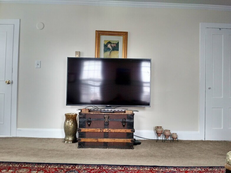 Building Photo - 405 The Hill