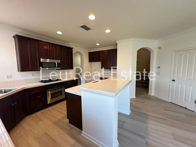 Building Photo - Lovely, 5bd, 3ba home in Serrano, with 3 c...