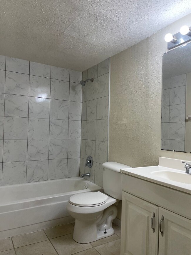 Building Photo - 1bed/1bath 1st FLOOR Condo in Somerset com...