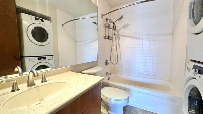 Building Photo - 2 BED/1 BATH/1 PRKG with Lanai & WASHER/DR...