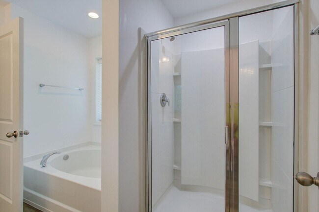 Building Photo - 4 Bedroom 2.5 Bath Townhome in Oyster Point - Mount Pleasant