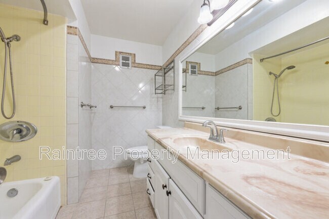 Building Photo - 620 W Solana Cir