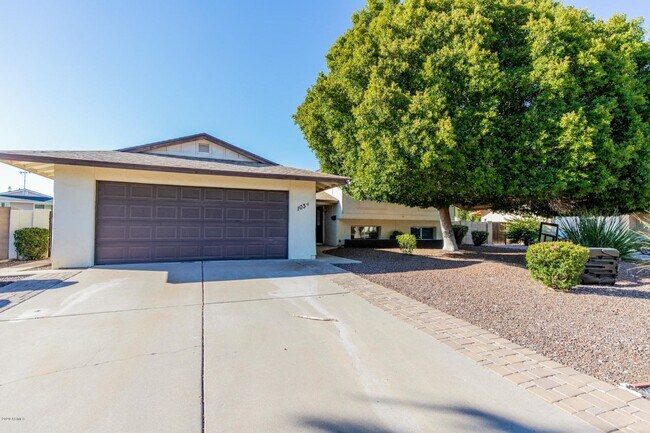 Building Photo - Great Tri-Level home close to ASU
