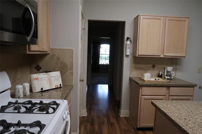 Building Photo - 1714 Oak Ridge Dr