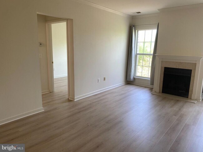 Building Photo - 7000 Falls Reach Dr