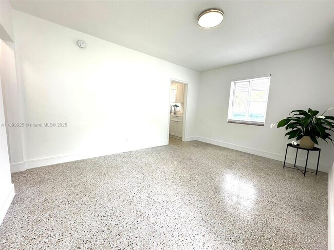 Building Photo - 401 SE 14th Ct