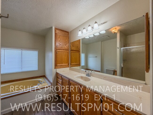 Building Photo - Fantastic Over 55 Community! Amenities! 2 bedroom